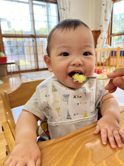 お食事中の乳児