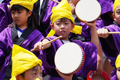 太鼓を叩く小学生たち