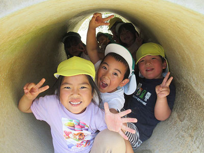 土管遊具で遊ぶ幼児たち
