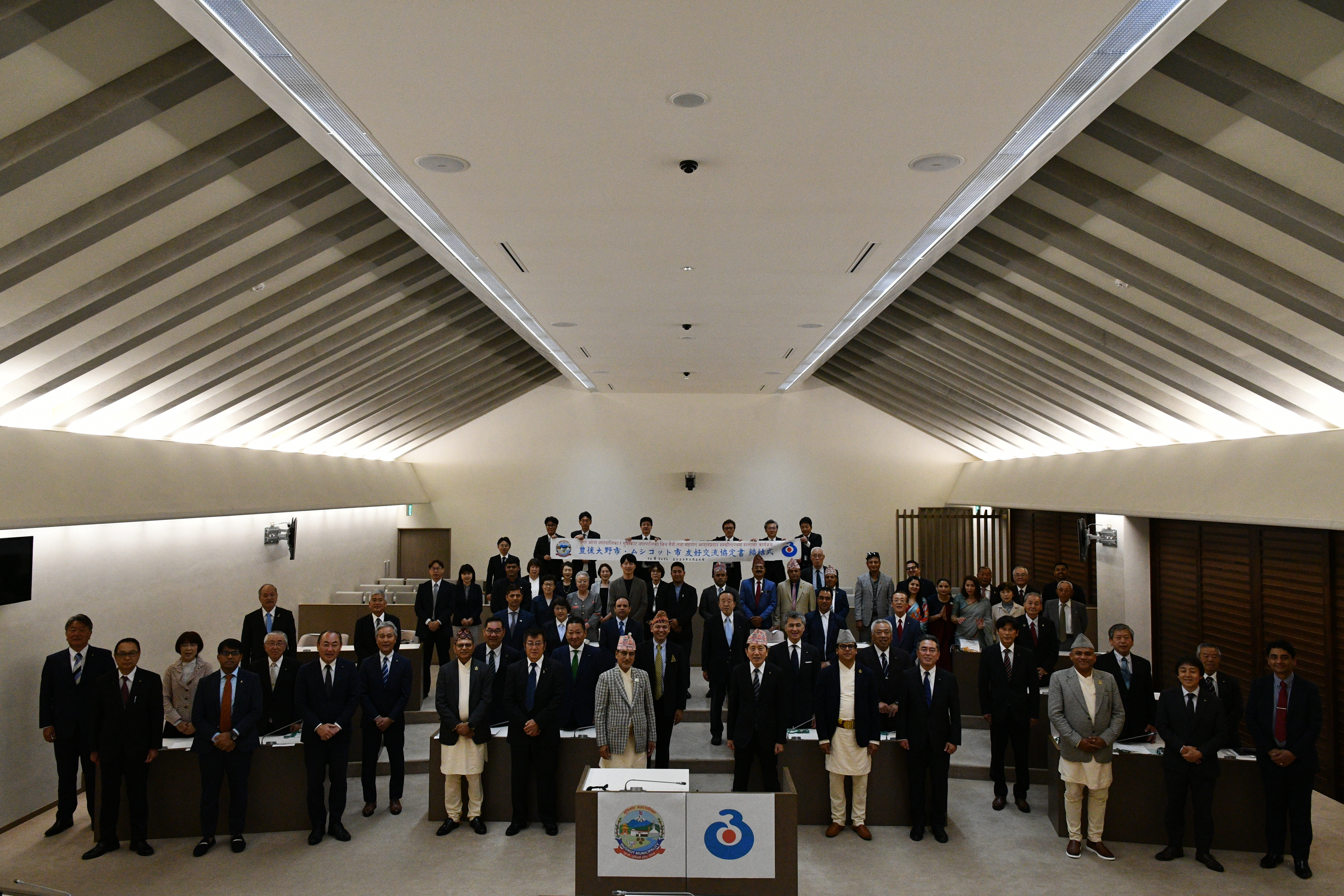 議場で記念撮影