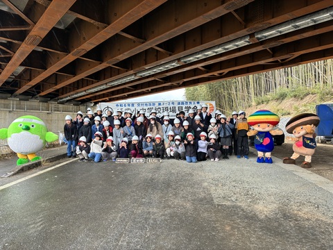 千歳小中学校の生徒さんの集合写真