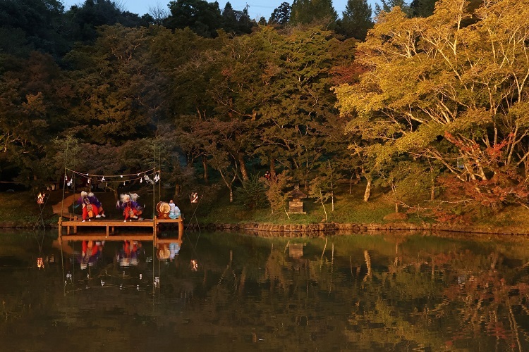 用作観光もみじ祭り水鏡