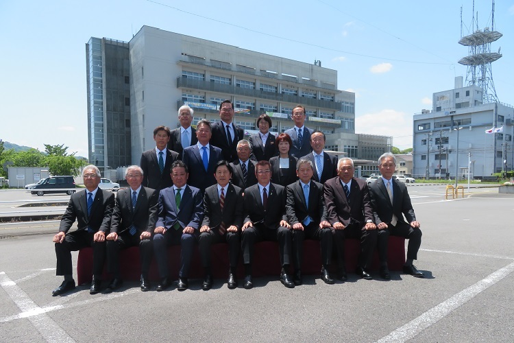 市長と議員の集合写真
