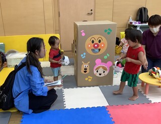 食べ物を運ぶ男の子の様子