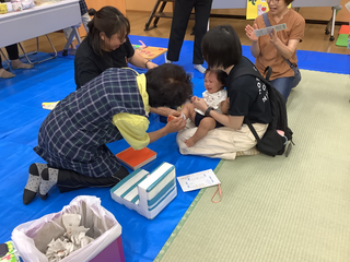 不安になって泣くあかちゃんの様子