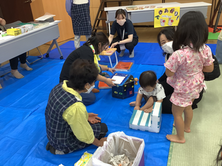 順番を待つあかちゃんと女の子の様子