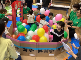 風船をつかまえようとする男の子の様子