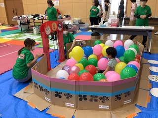 一人でゆったり風船プールを楽しむ女の子の様子