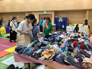 リユース品の洋服を見ているママの様子