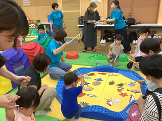 子どもたちが魚釣りをしている様子