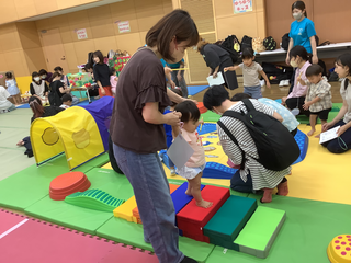 ママと一緒に階段を下りる子ども様子