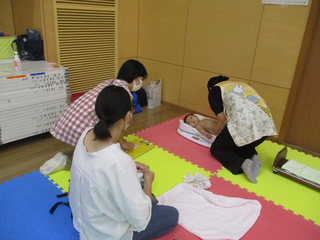 あかちゃんの体重を計る様子