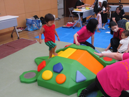 軽々とすべり台を登る男の子の様子