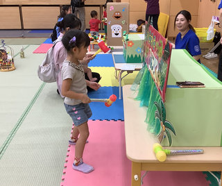 ワニが出てくるのを待つ女の子の様子