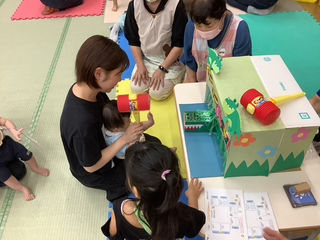 あかちゃんといっしょにワニをやっつけようとするお母さんの様子