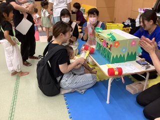 ワニをやっつけたお母さんの様子