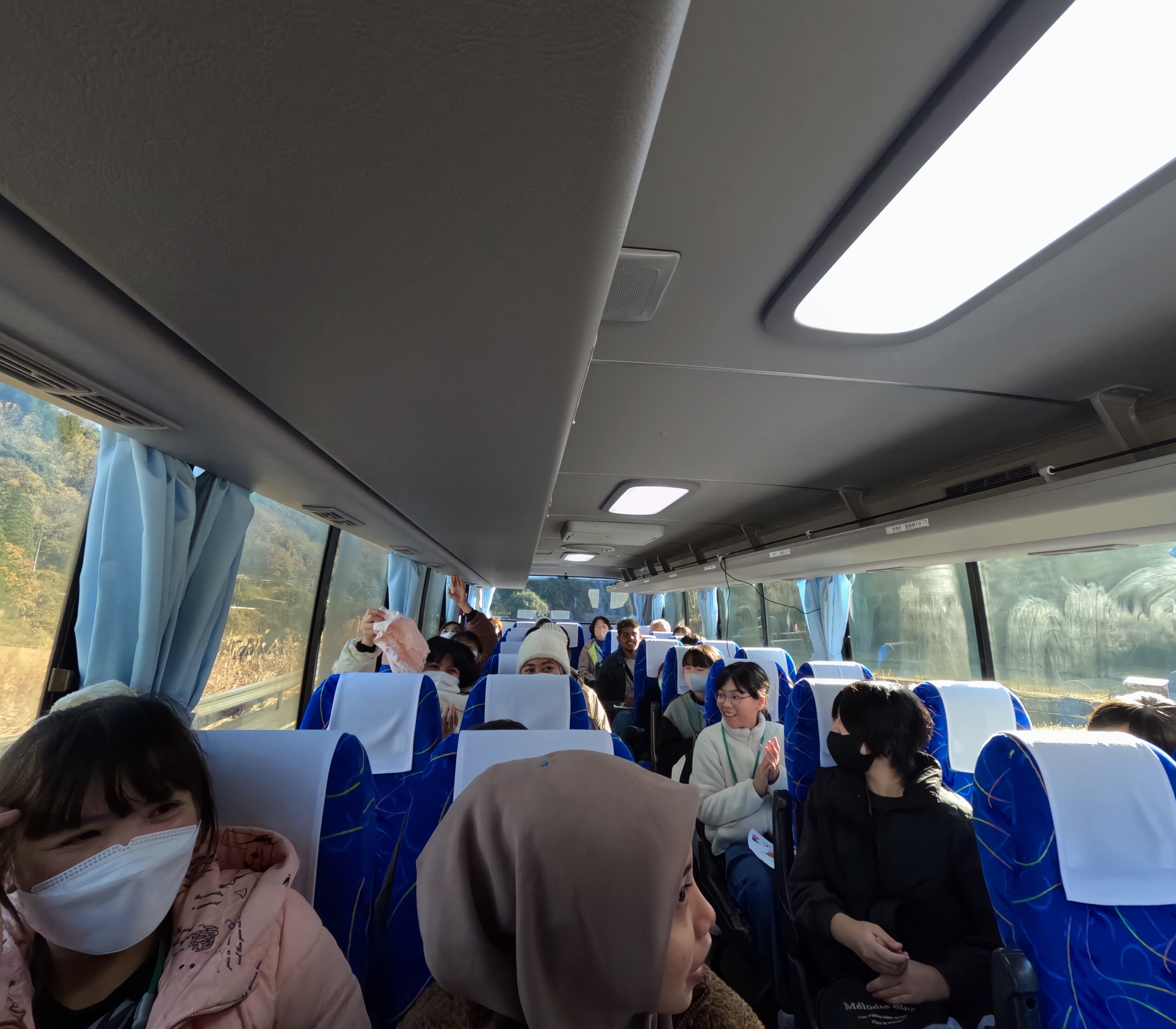 バスの中で盛り上がり！