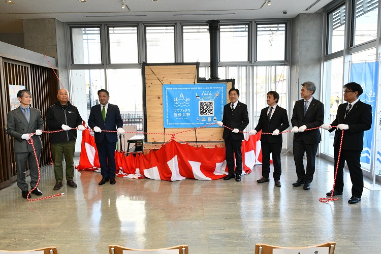 ｢移動式サウナ｣除幕式