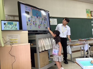 見つけたことを知らせる女の子