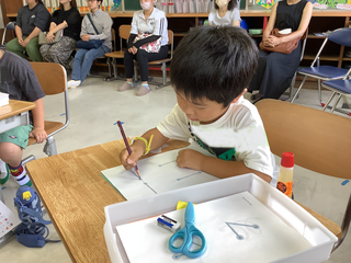 すらすらなぞる男の子