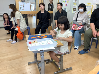 シールを貼る女の子