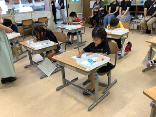 なぞり書きをするこどもたち