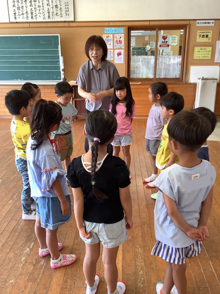 自己紹介をするこどもたち