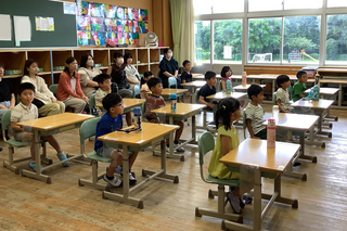 先生の話を聞くこどもたち