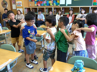 列車になってジャンケンをするこどもたち