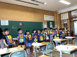 作品をおうちの人に見せるこどもたち