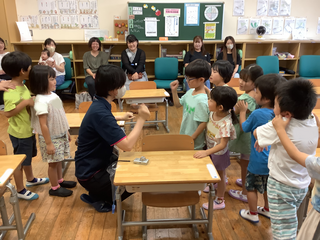 先生とジャンケンをする男の子