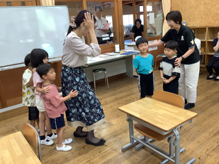 先生とジャンケンをする男の子