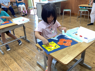 シールで飾り付けする女の子