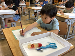 男の子がなぞり書きをしている様子