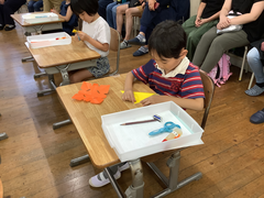 折り紙を折る男の子