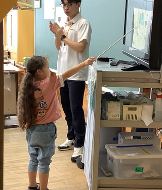 見つけたものを指し示す女の子