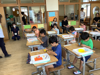 なぞり書きをするこどもたち