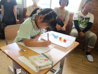 一生懸命なぞる女の子