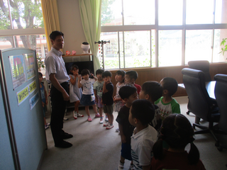 校長室を見学するこどもたち