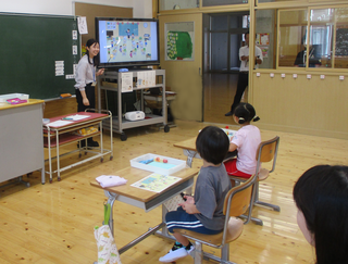 イラストを見ているこどもたち