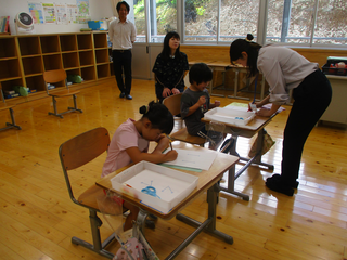 一生懸命なぞるこどもたち