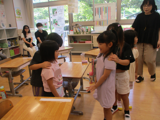 ジャンケンする女の子たち