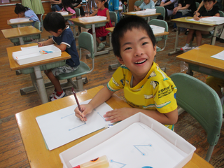 うまくなぞれて嬉しそうな男の子