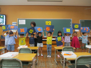 作品をおうちの人に見せるこどもたち