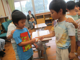 ジャンケンをする男の子たち