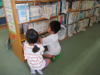 図書室で本を選ぶこどもたち