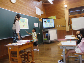 イラストを指して説明する男の子