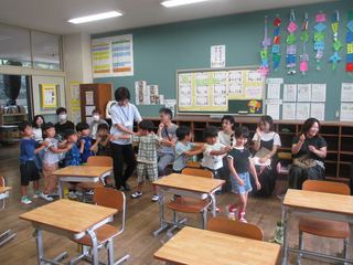 長い列車を作るこどもたち