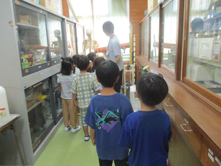 理科室を見学するこどもたち