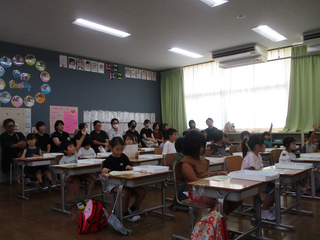 手を挙げて発表しようとするこどもたち